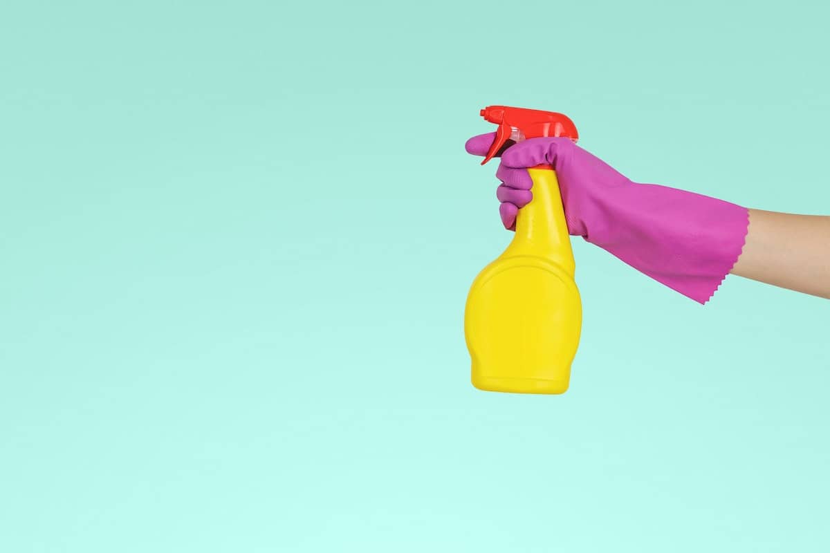 spray bottle Make Streak Free Glass Cleaner Vinegar